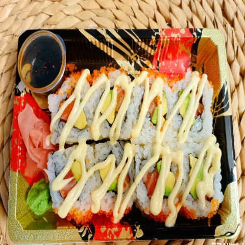 8 Pcs Salmon & Avocado Roll 